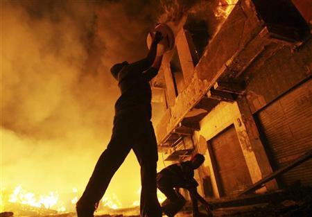 مختل يضرم النار في العشرات من المصلين في الجزائر