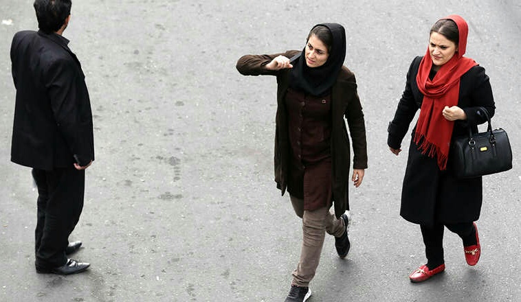 إيران: اعتقال أشخاص يلقون مواد حارقة على نساء لا يرتدين الحجاب “بشكل سليم”