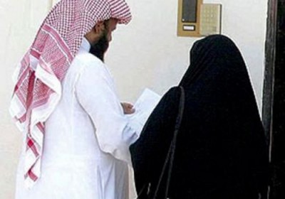 سعودي يطلق زوجته بعدما أمسكت يده برومانسية