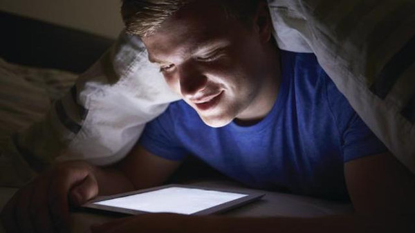 دراسة: قبل النوم.. احذر “الآيباد”!