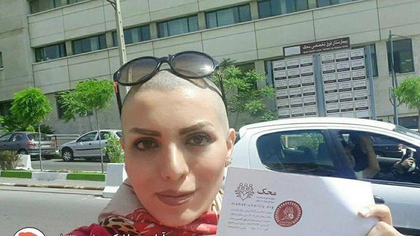 إيرانية”تحلق” شعرها للتخلص من شرطة الآداب