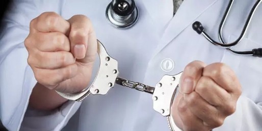 ابتدائية وادي زم تدين طبيبا بالقطاع الخاص بالحبس النافذ