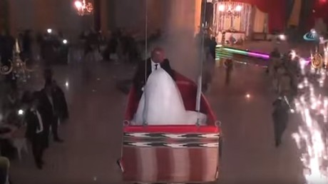 سقوط عروسين من قارب متحلق في حفل زفافهما – فيديو