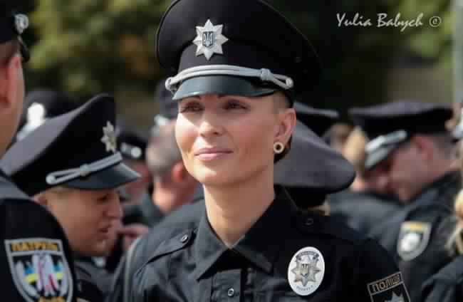 وفاة ملكة جمال شرطيات العالم بعدما بصق عليها مجرم