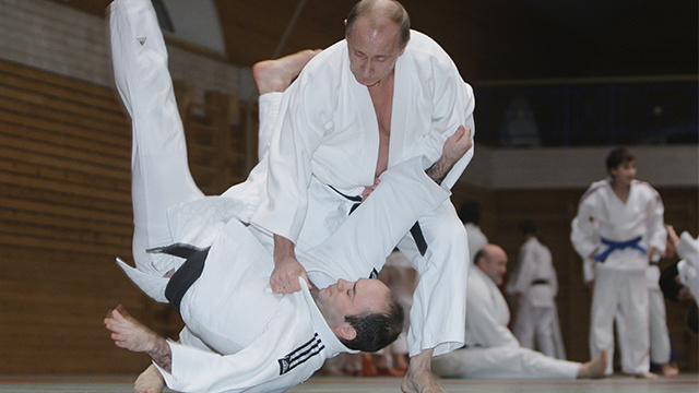 بوتين ينازل بطل روسيا الذهبي في الجودو!