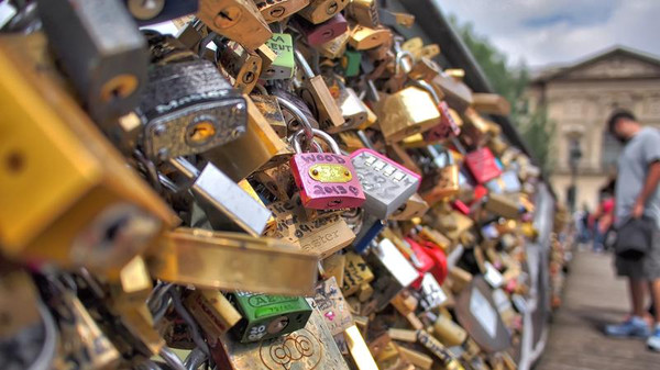 باريس تطلق حملة ضد”أقفال الحب” على جسورها