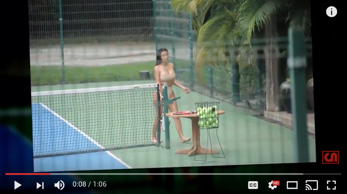 كيم كاردشيان عارية تلعب “التنس” رغم ارتدائها البكيني