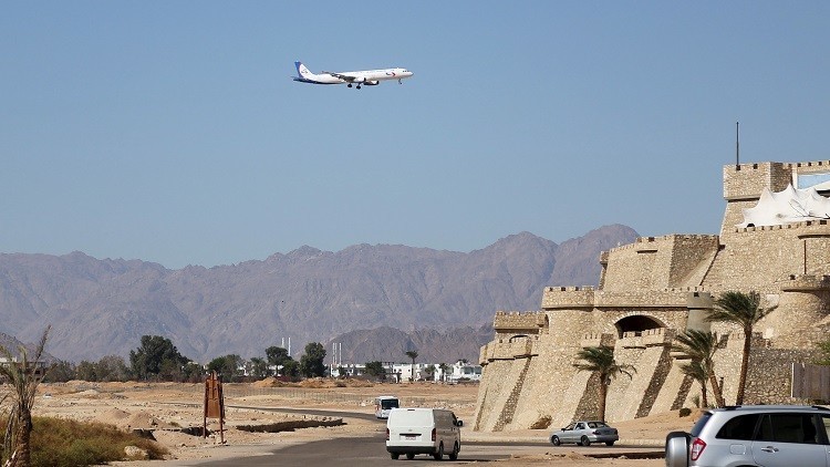شرم الشيخ تستقبل أول طائرة سياح بالورود