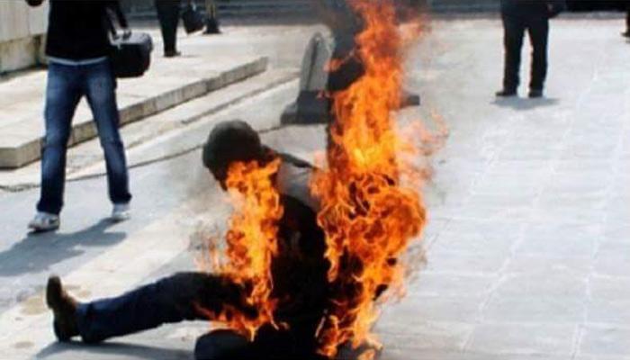 مصري يحرق نفسه احتجاجا