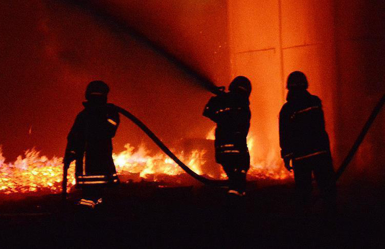 اندلاع حريق مهول في مصنع نسيج باكزناية بطنجة