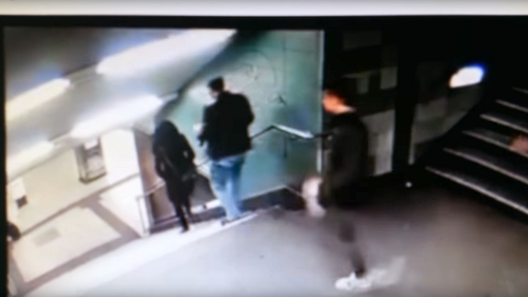 شرطة برلين تتمكن من الكشف عن هوية الرجل الذي دفع الفتاة على درج  مترو