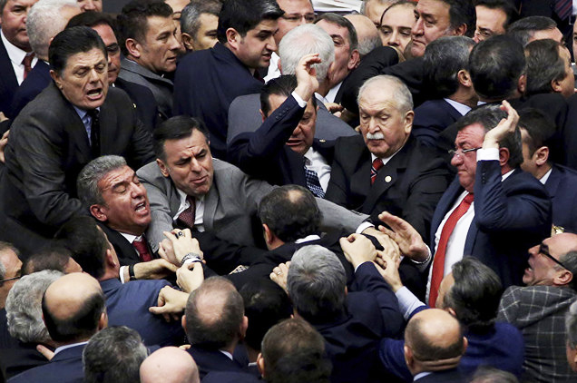 عراك عنيف في البرلمان التركي بسبب تعديلات أردوغان!