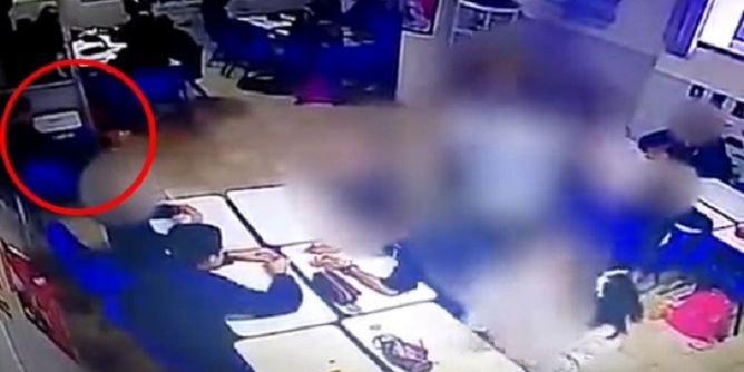 فيديو صادم لتلميذ يطلق النار على معلمته وزملائه في المدرسة!