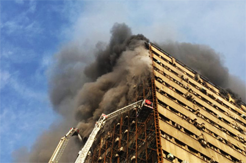 انهيار مبنى من 15 طابقا إثر حريق وسط طهران