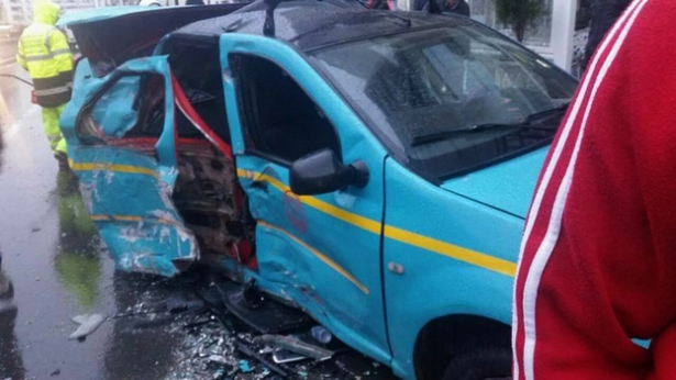 فيديو وصور..حادثة سير خطيرة بطنجة وسيارة أجرة تتعرض لأضرار جسيمة