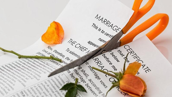 فنادق تقدم تعويضات للأزواج المنفصلين خلال سنة