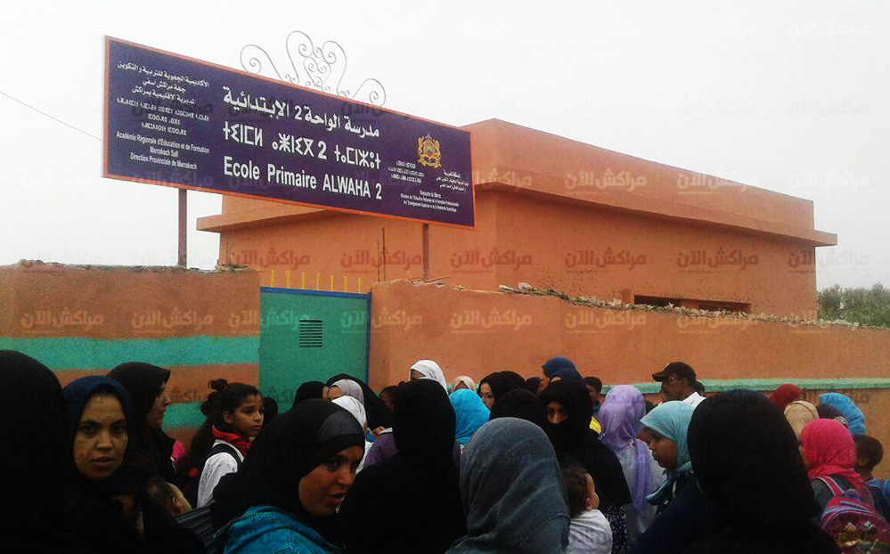 بالفيديو.. لهذه الاسباب نظمت عائلات وقفة احتجاجية امام مدرسة الوحدة بواحة سيدي ابراهيم ضواحي مراكش