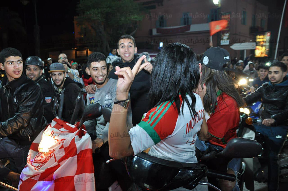 فيديو طريف..الجماهير المراكشية خارجة تحتافل بالأعلام ديال روسيا بعد تأهل المنتخب المغربي بأبيدجان