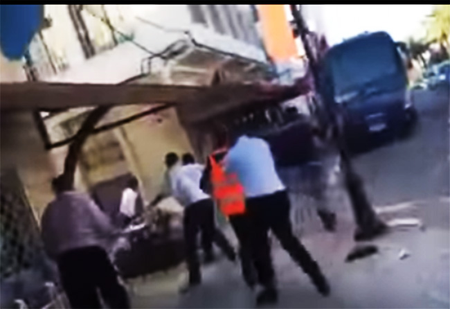 بالفيديو: لحظة رمي الحجارة و الكراسي على الشخص الذي حاول تفجير مطعم بالعرائش