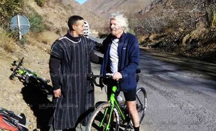 الملياردير البريطاني ريتشارد برانسون في زيارة على دراجته الهوائية بجبال اقليم الحوز