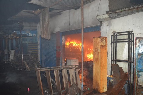 اندلاع حريق مهول في مصنع خشب في آيت ملول