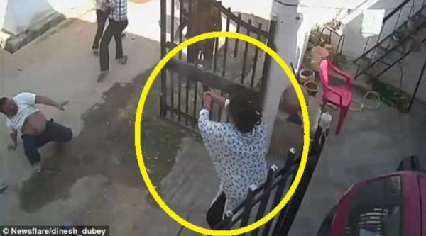 فيديو: امرأة تواجه عصابة بمفردها وتنقذ زوجها من الموت