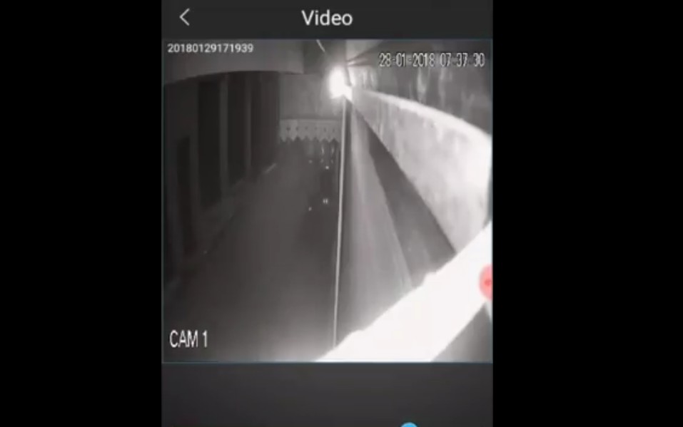 فيديو خطير.. مجرمون يهشمون واجهة محل ويتلفون كاميرة المراقبة برياض الزيتون بمراكش