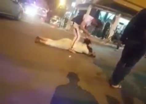 بالفيديو..يشرمل زوجته بسكين بالشارع و”الرجال”يتفرجون