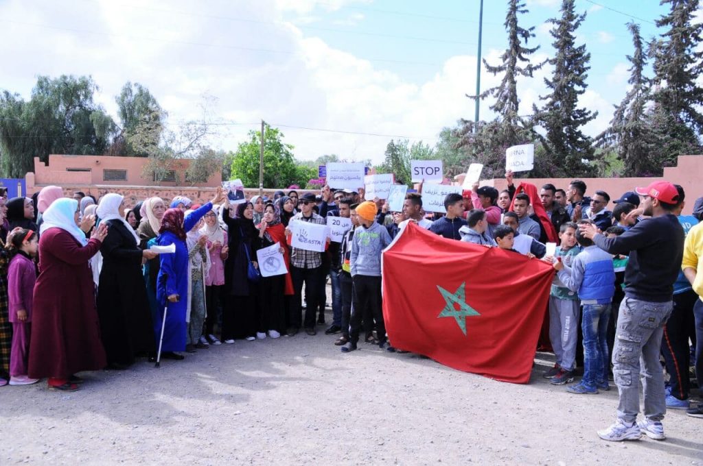 بالفيديو.. مواطنون يحتجون ضد “طريق الموت” بواحة سيدي ابراهيم بمراكش