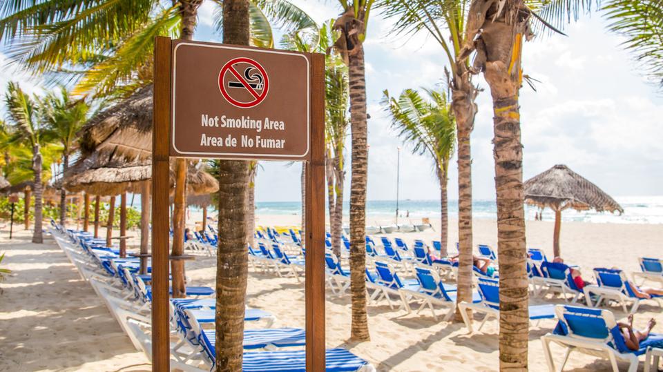 “التدخين ممنوع” في شواطئ 30 مدينة فرنسية