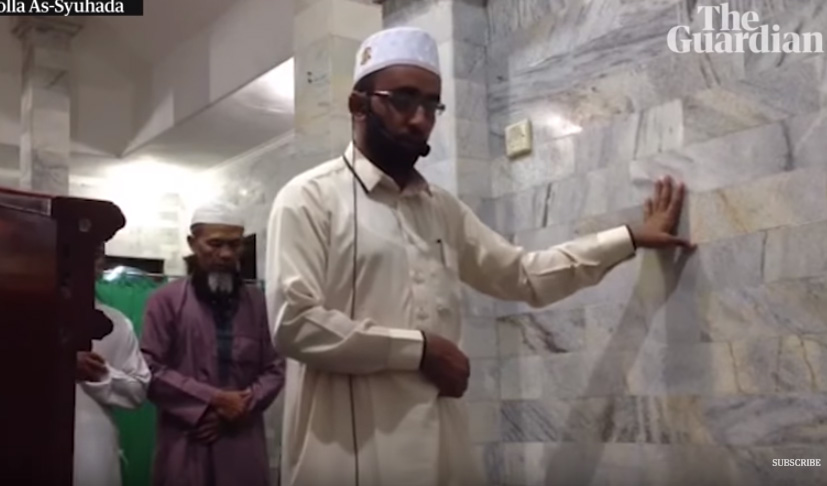 فيديو..إمام مسجد في إندونيسيا يواصل صلاته رغم الزلزال
