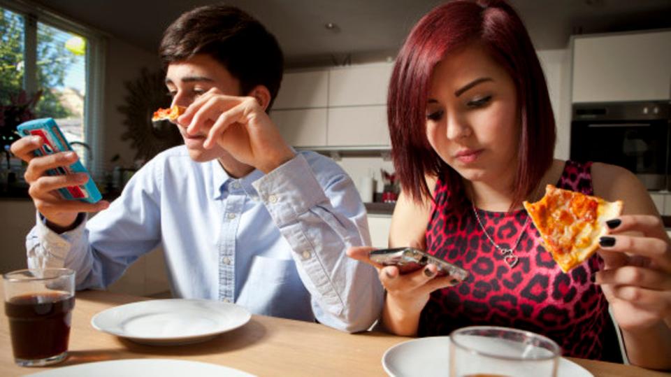 احذروا من استخدام هواتفكم أثناء تناول الطعام