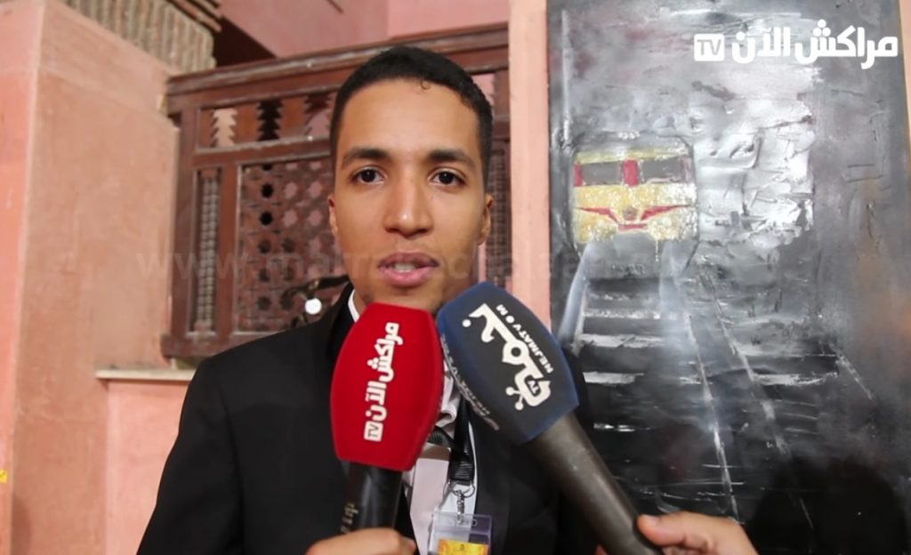 فيديو.. الفنان التشكيلي هشام الزاير يعرض لوحات رائعة بالمسرح الملكي بمراكش