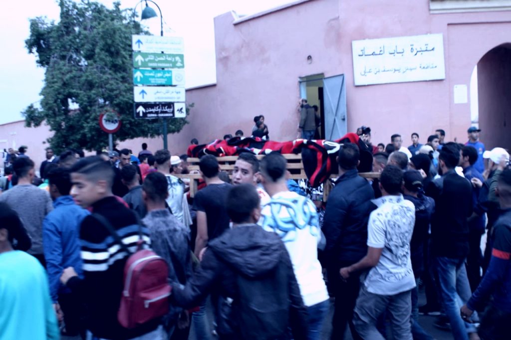 فيديو مثير.. البكاء والعويل خلال تشييع جنازة الشاب الذي قتل برصاص الامن بمراكش