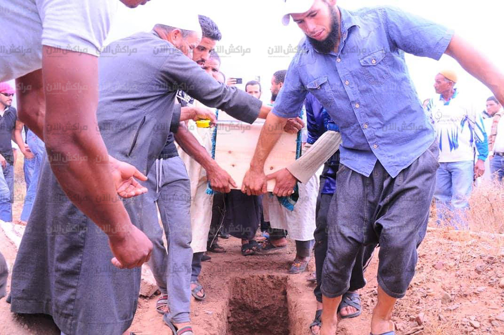 فيديو.. لحظات صادمة خلال تشييع جثمان “صابر الحلوي” المكفوف ضحية وزارة الحقاوي ضواحي مراكش