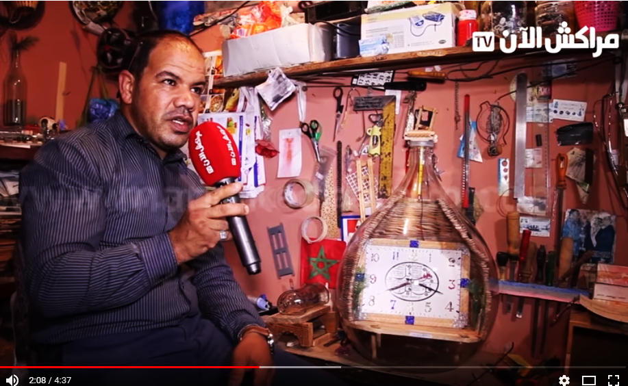 بالفيديو.. مراكشي يحول قنينات زجاجية الى تحف فنية وزبنائه مغاربة واجانب