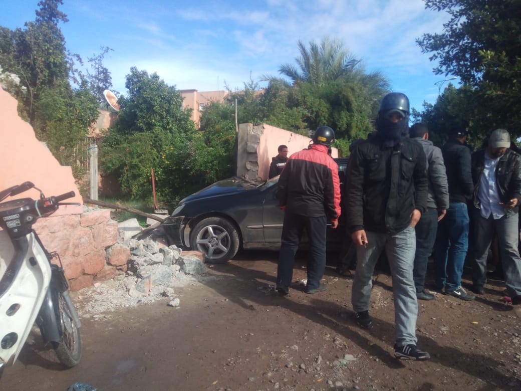 حادثة سير خطيرة اثر اصطدام سيارة بحائط ثانوية ابن تومرت بمراكش +صور