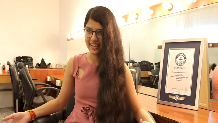 هندية تدخل “غينيس” لامتلاكها أطول شعر في العالم (فيديو)