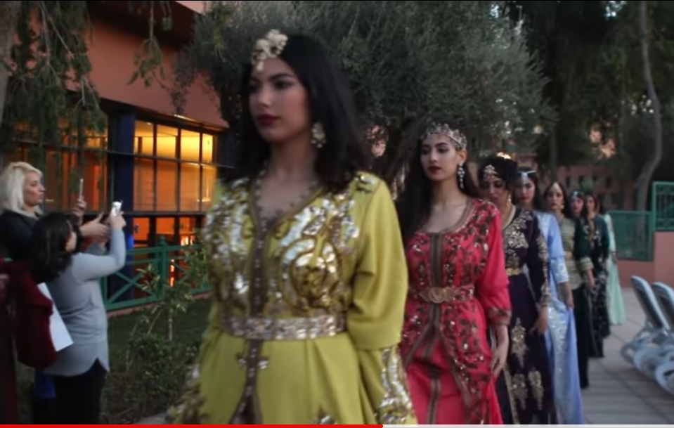 فيديو.. القفطان المغربي يتألق في حفل للموضة بفندق مصنف بمراكش ويبهر السياح الاجانب