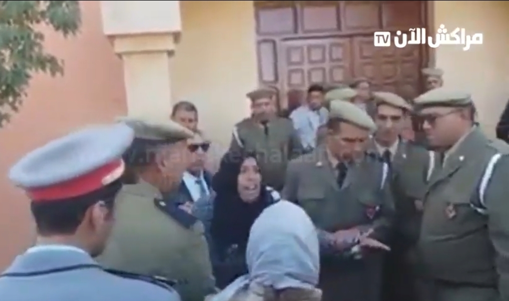 فيديو.. سيدة تهدد باضرام النار في جسدها داخل قيادة سيدي المختار اقليم شيشاوة