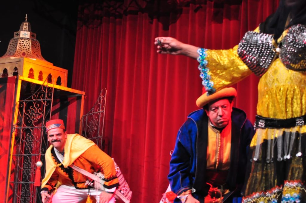 نجوم مسرحية “أش داني” يعانقون الجمهور المراكشي بتوليفة احتفالية تراثية +صور
