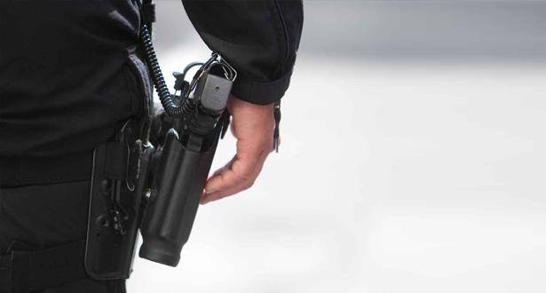 شرطي يشهر سلاحه لايقاف “هايج” اعتدى على جاره وعلى موظفي شرطة