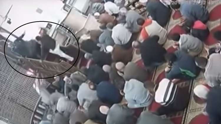فيديو.. سبب غريب لاعتداء مواطن على إمام مسجد أثناء خطبة الجمعة!