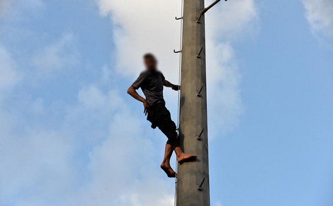 احتجاجا على اوضاعه الاجتماعية.. شاب يهدد بالانتحار من لاقط هوائي بالعطاوية ضواحي مراكش