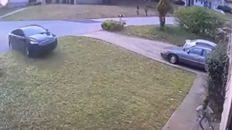 معجزة حقيقية تنقذ طفلة دهستها سيارة بسرعة جنونية! (فيديو)