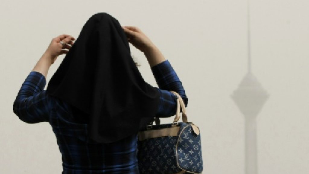 الحكم على إيرانية خلعت حجابها في ساحة عامة بالحبس عاما واحدا