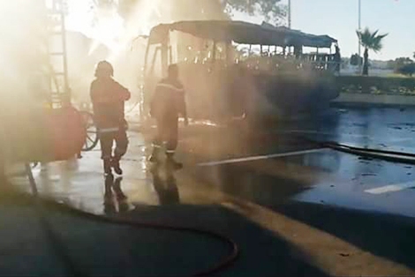 النيران تأتي على حافلة للشرطة و”طاكسي” في مطار تطوان