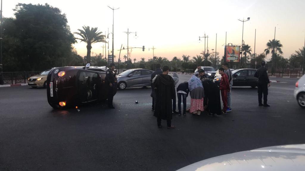 بالصور.. انقلاب سيارة بشارع محمد السادس ونقل سائقها إلى مستعجلات مراكش