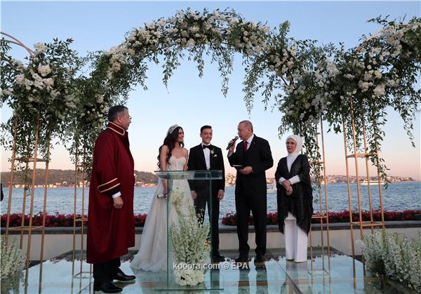 اردوغان يشارك في حفل زفاف أوزيل على ملكة جمال تركيا السابقة