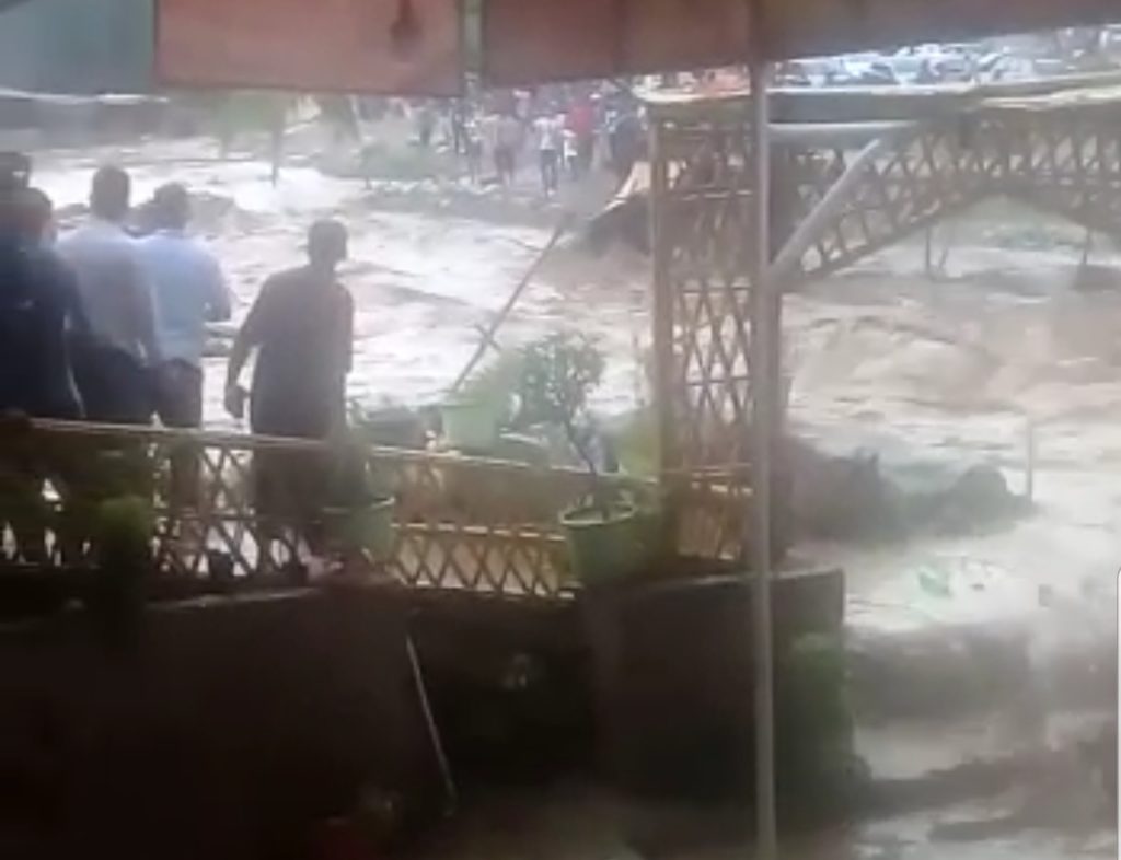 فيديو.. فيضانات بواد اوريكا يستنفر المواطنين وسلطات الحوز